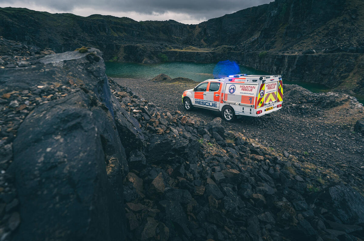 94 isuzu dmax مركز فانوسهاي نجات كوهستاني محله عقب