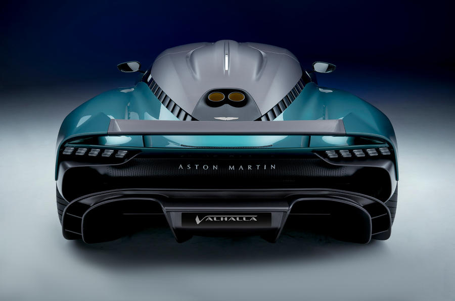 Официальный представитель Aston Martin Valhalla 95 показал заднюю часть
