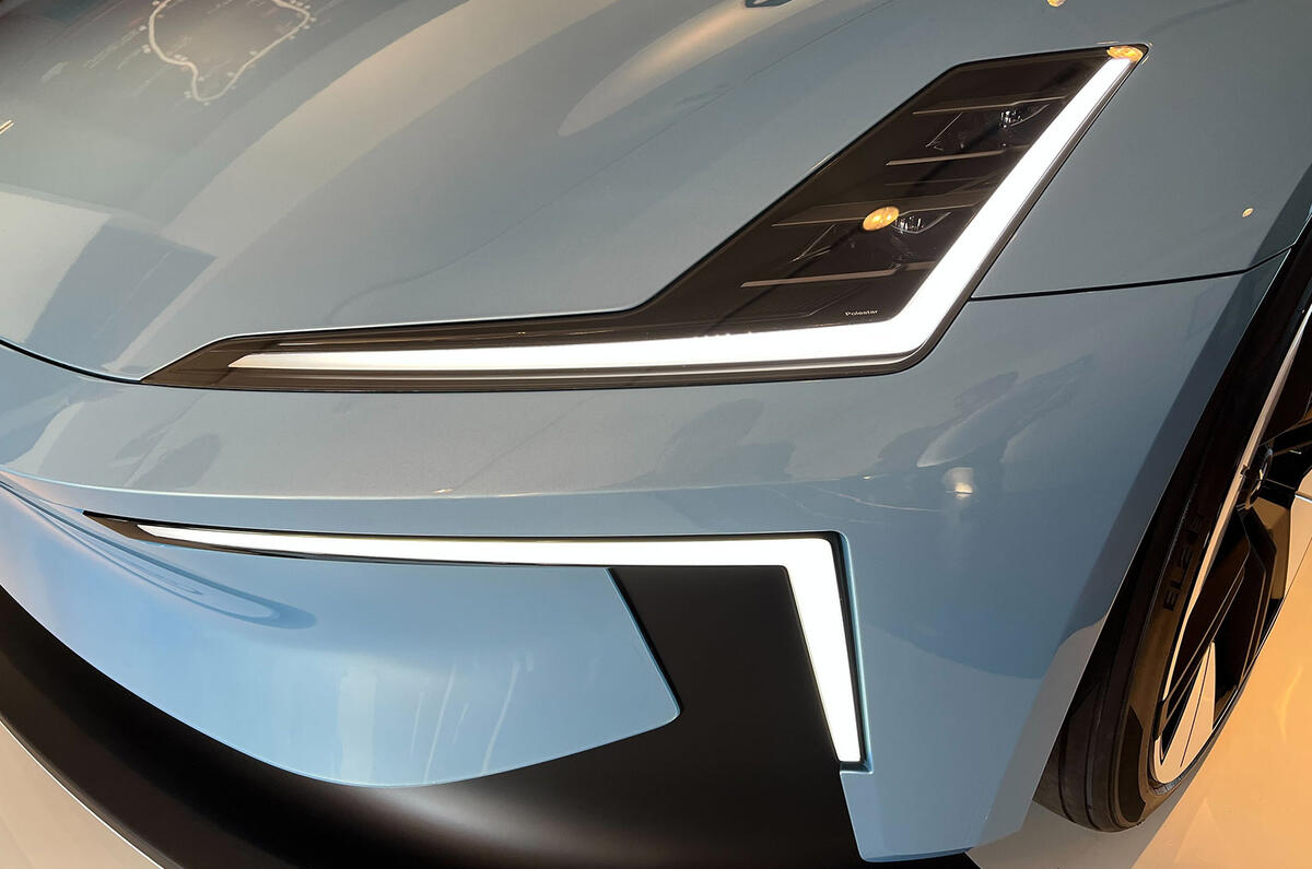 95 Деталь переднего фонаря Polestar O2