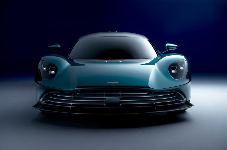 96 Официальный представитель Aston Martin Valhalla показал нос