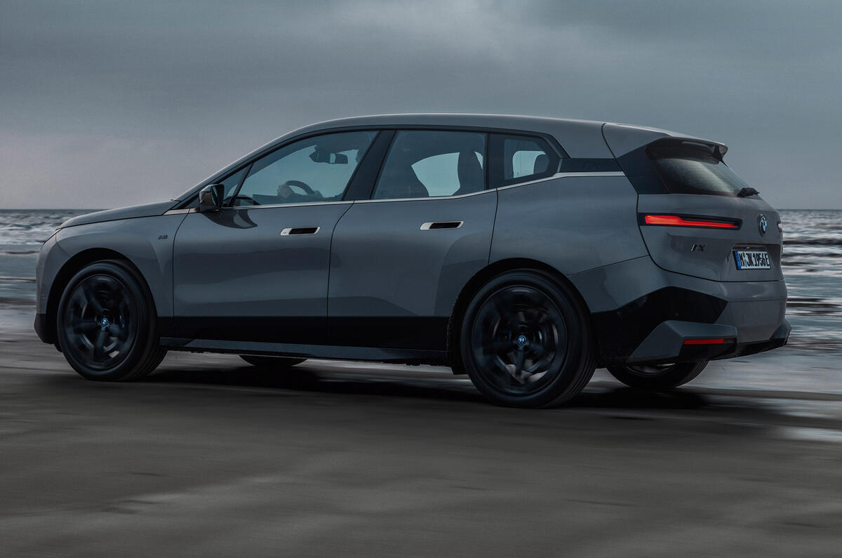 96 BMW iX M60 2022 reveal tracking rear