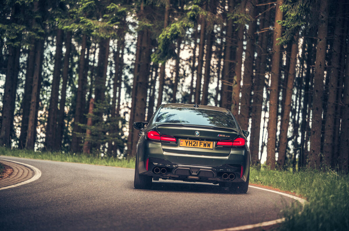 نمای عقب 96 bmw m5 cs