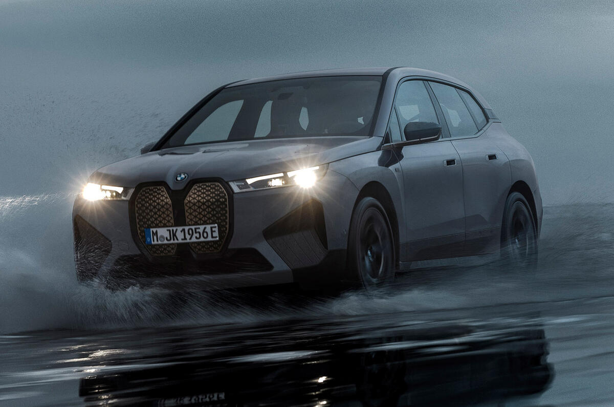 97 BMW iX M60 2022 reveal tracking lights