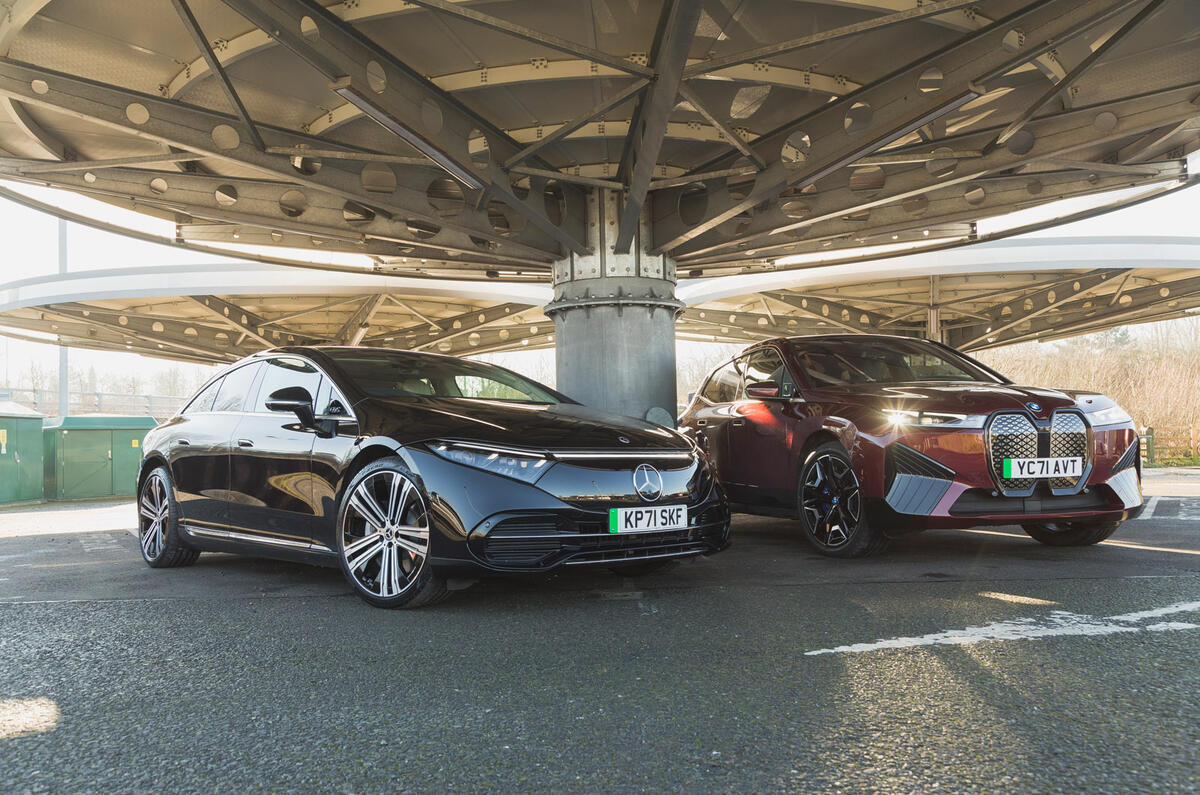 97 BMW iX vs Mercedes EQS 2022 charging static
