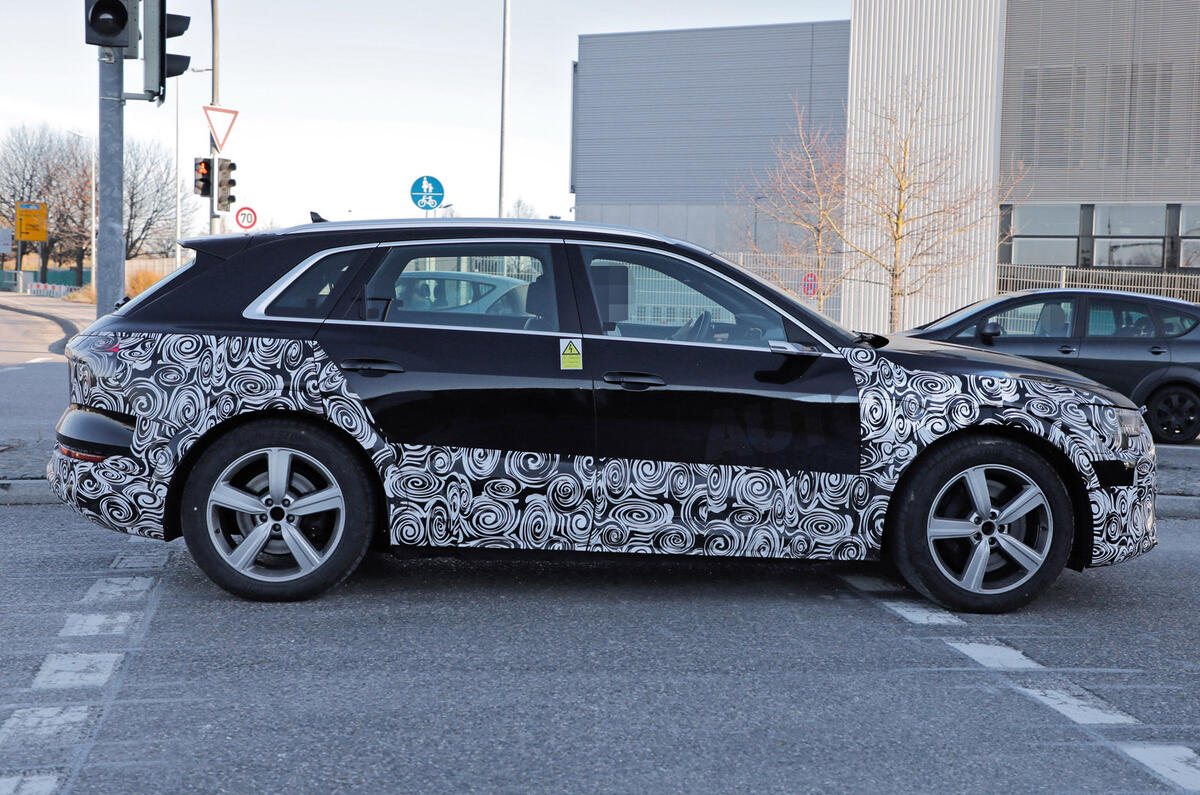 98 Audi E tron 2022 facelift spies side