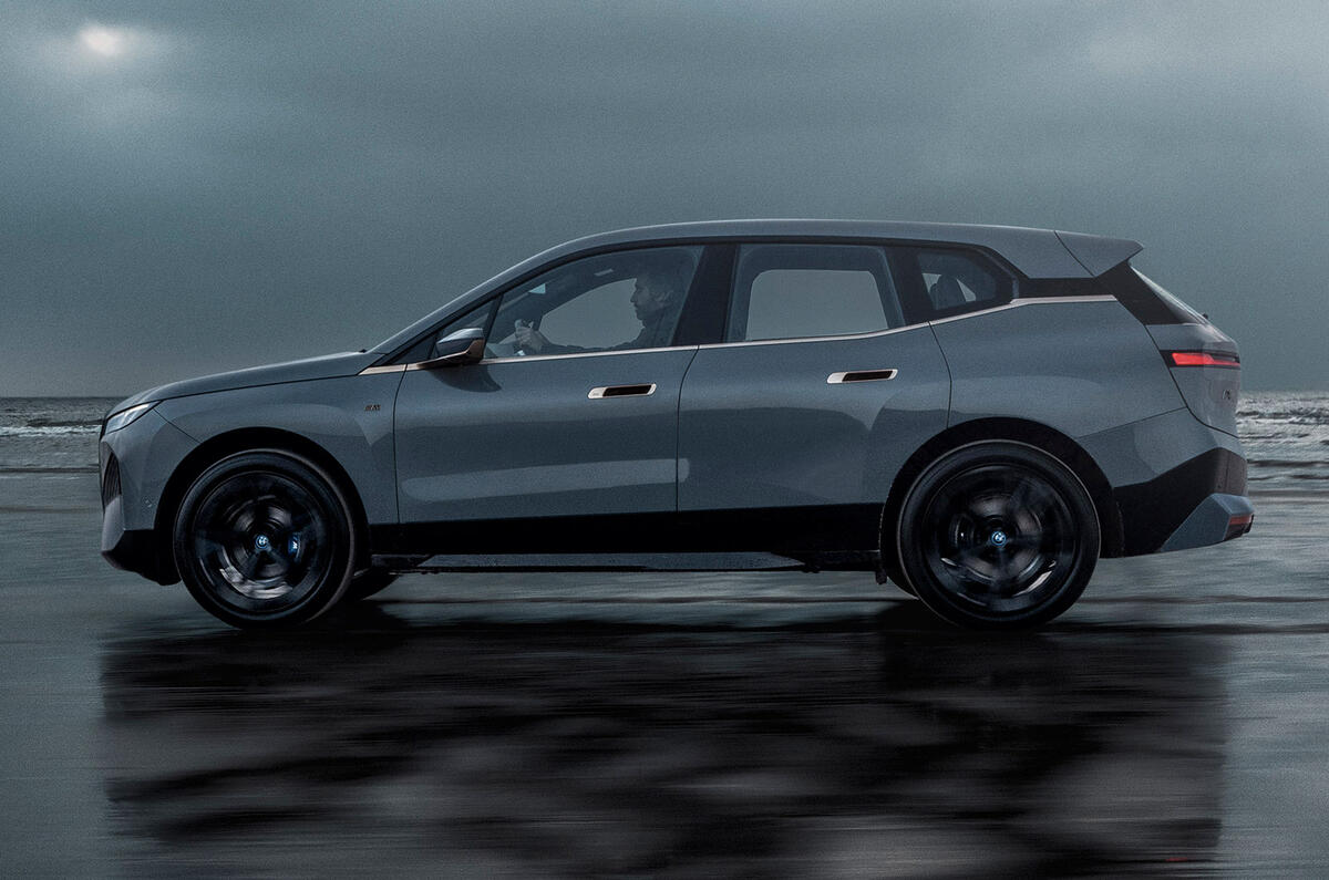 98 BMW iX M60 2022 reveal side pan