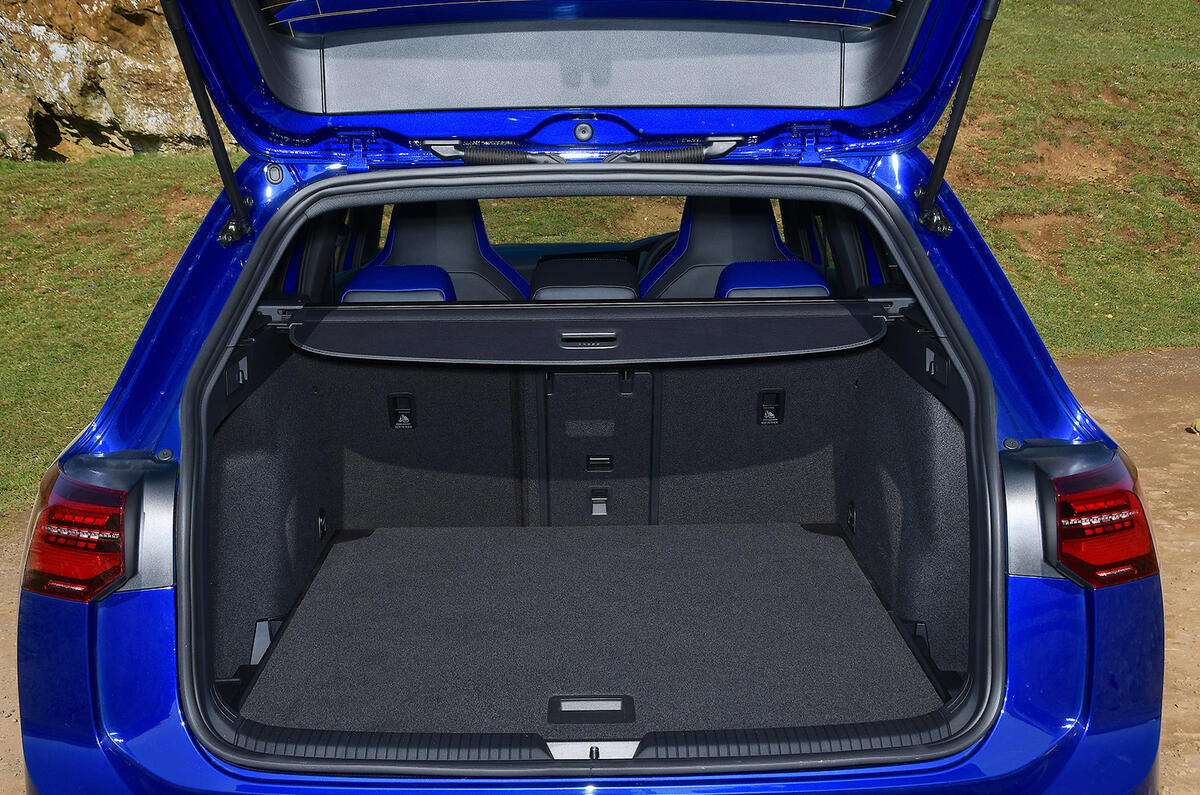 9 VW Golf R Estate coffre