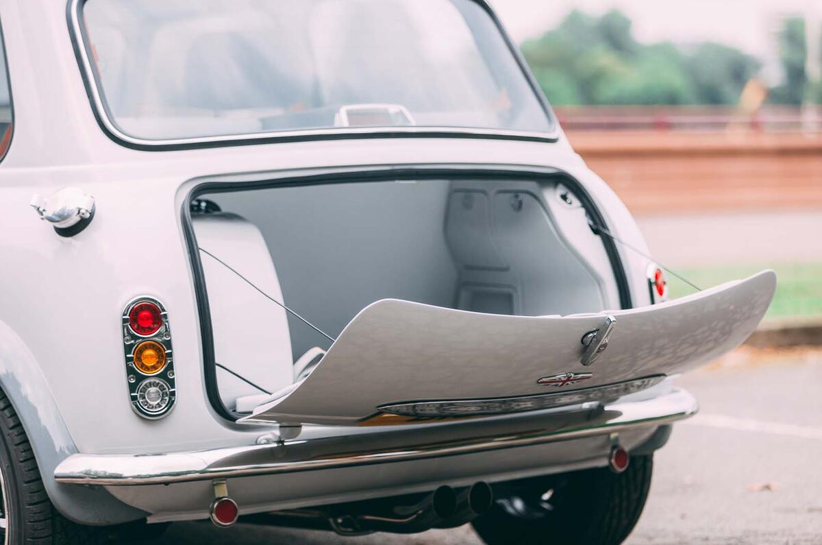 Mini Remastered Driving The Classic Car S 90 000 Reinvention