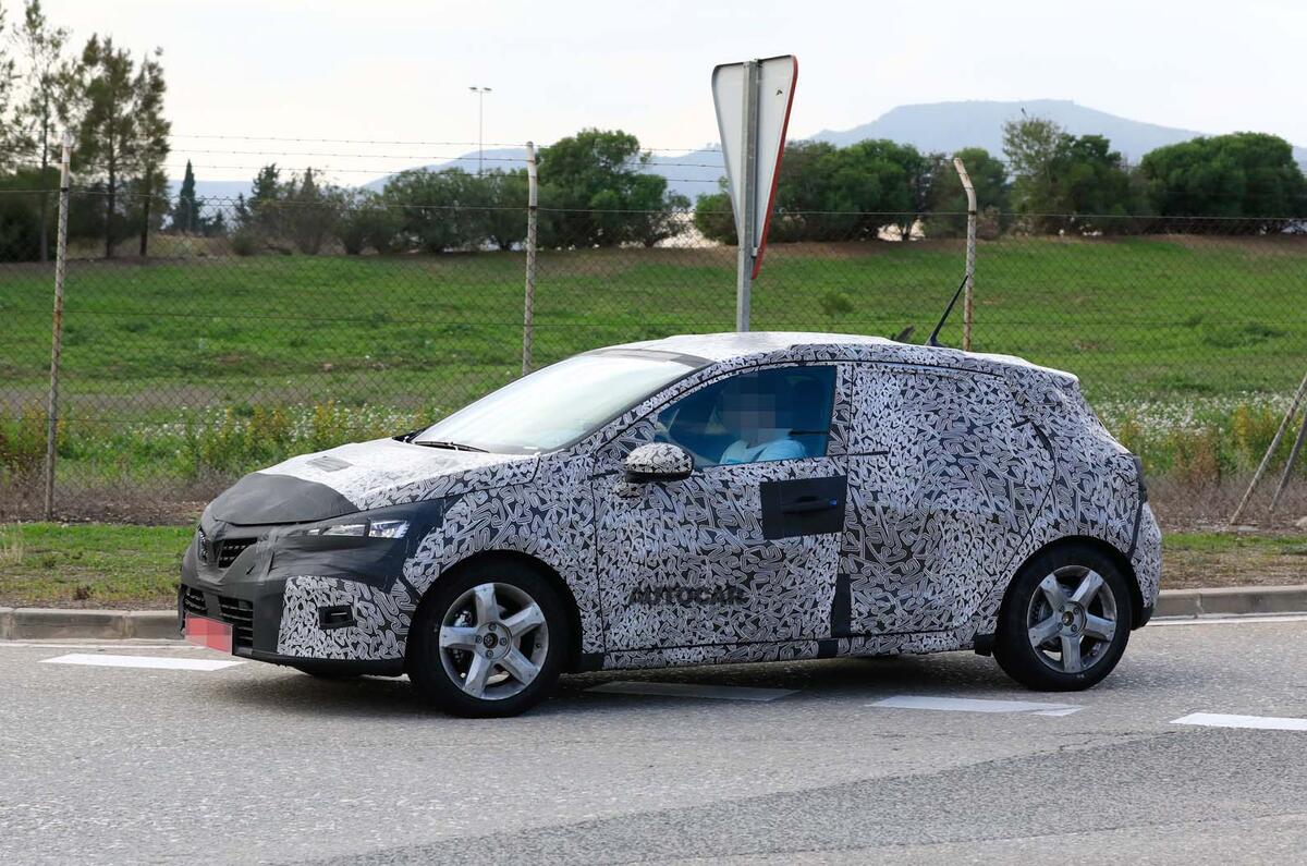 2019 Renault Clio spy shot