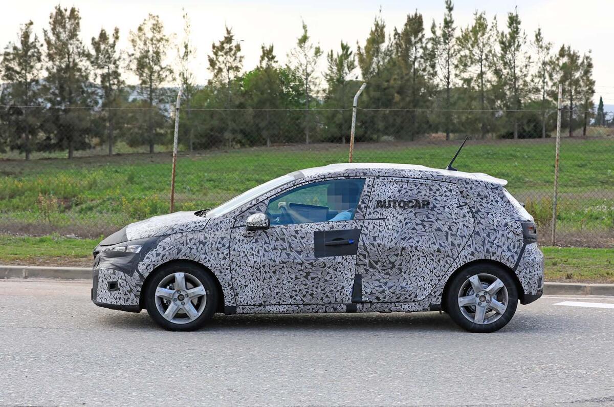 2019 Renault Clio spy shot