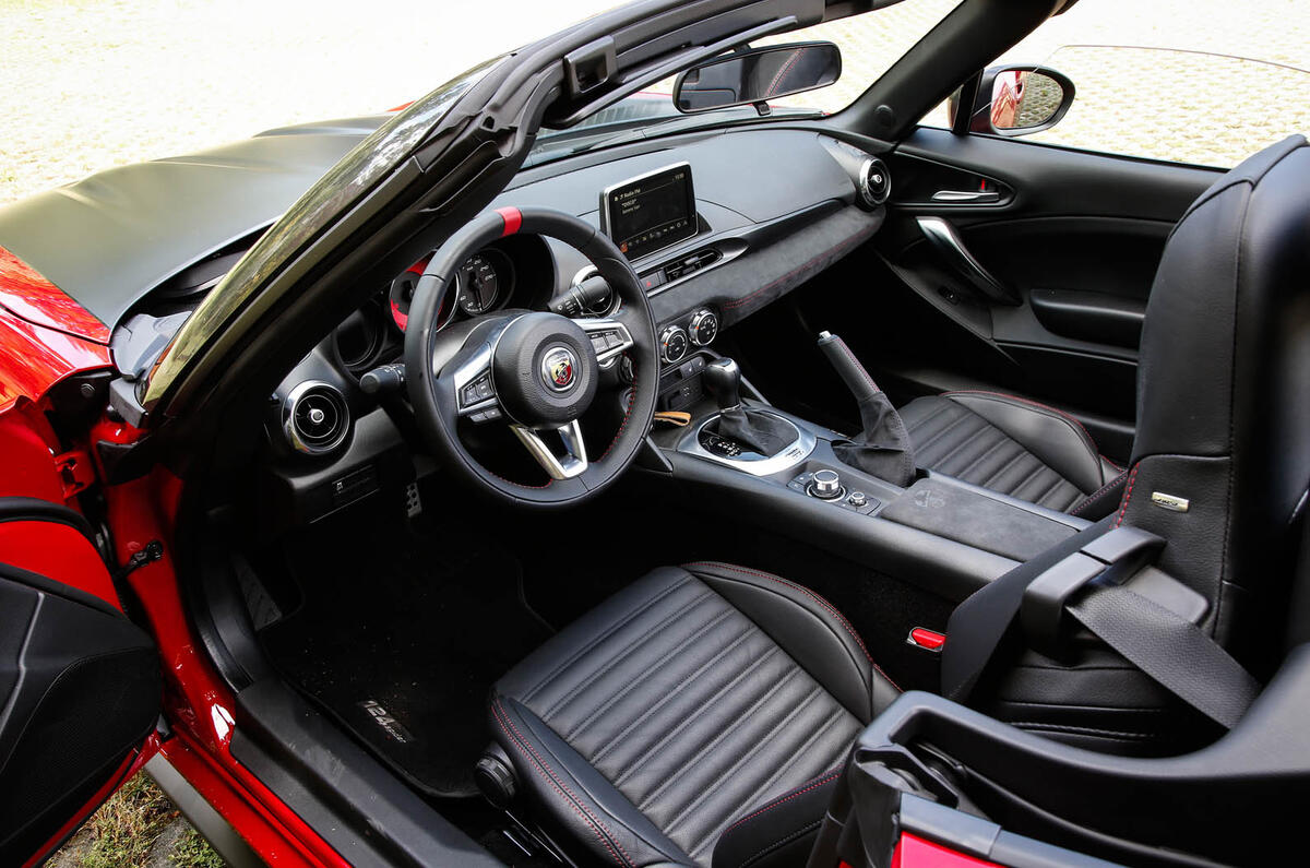 abarth-124-spieder-2016-406.jpg?itok=ifg