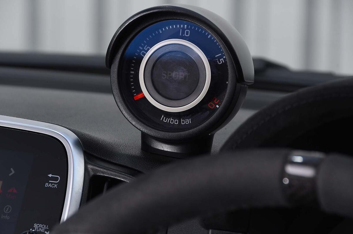 Abarth 595 Esseesse 2019 boost gauge