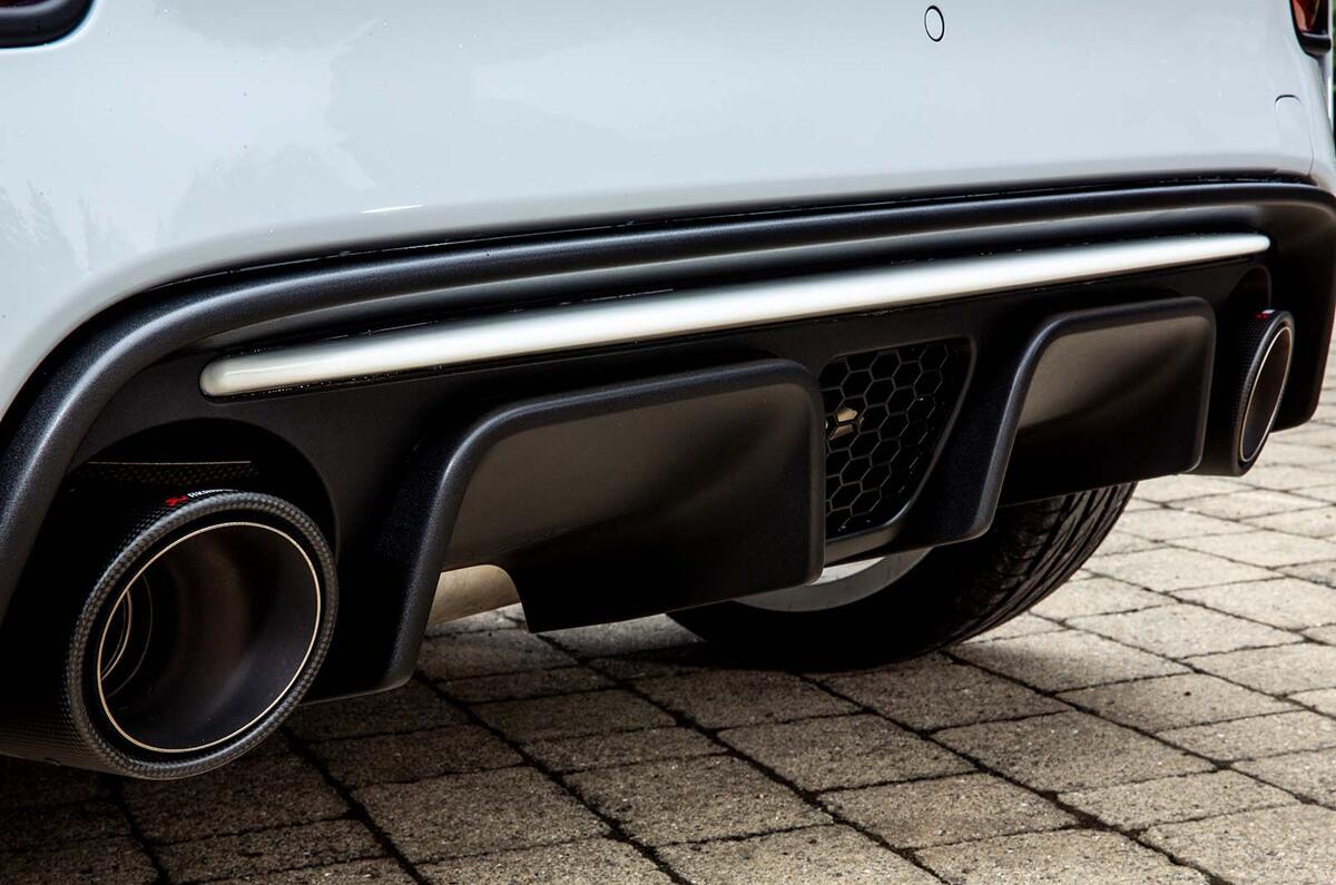 Abarth 595 Esseesse 2019 exhausts