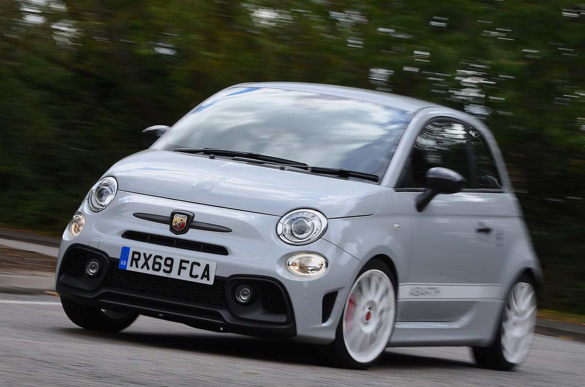 Abarth 595 Esseesse 2019 front three quarter 3
