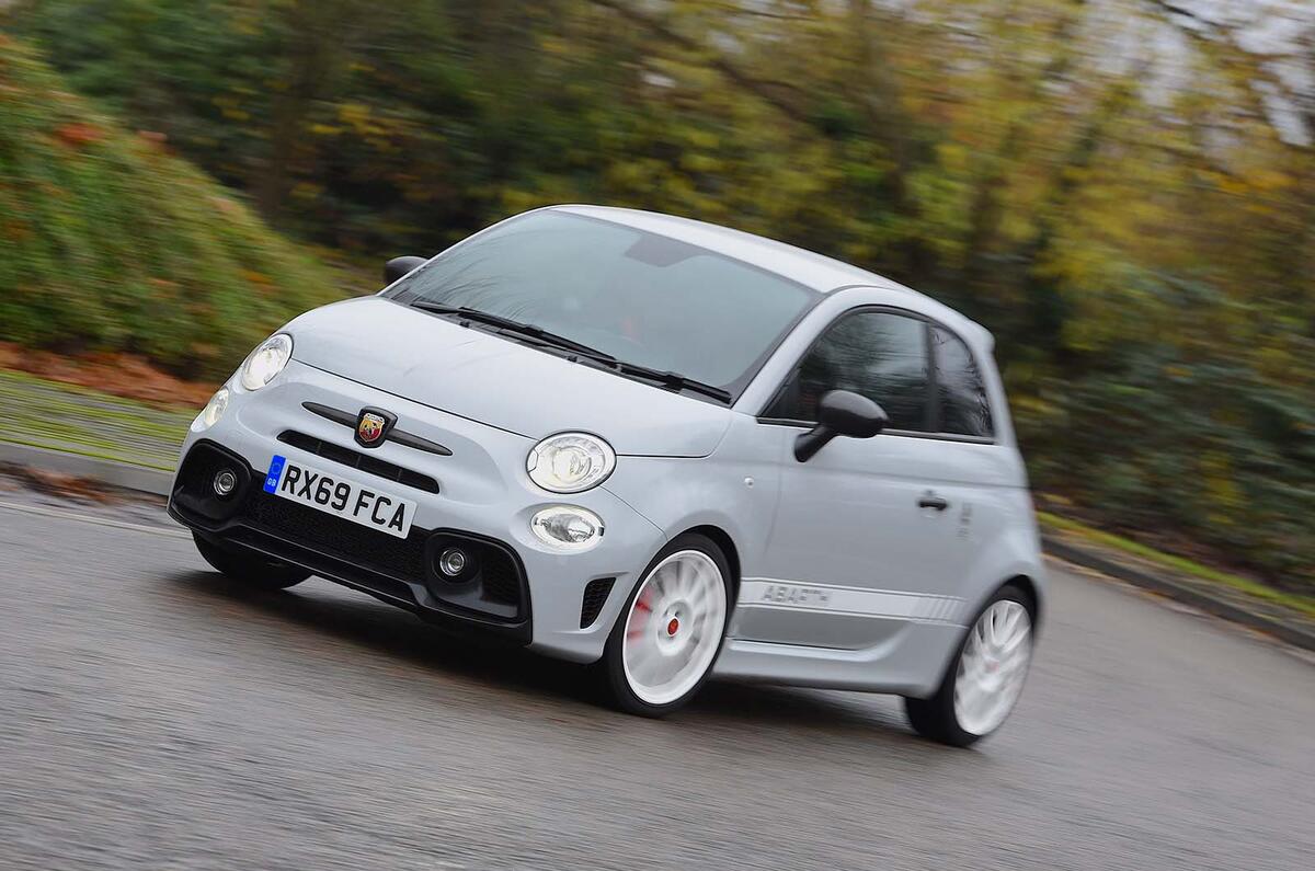 Abarth 595 Esseesse 2019 front three quarter