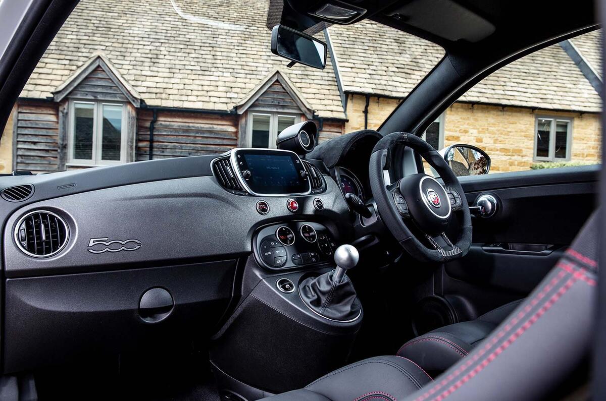 Abarth 595 Esseesse 2019 interior