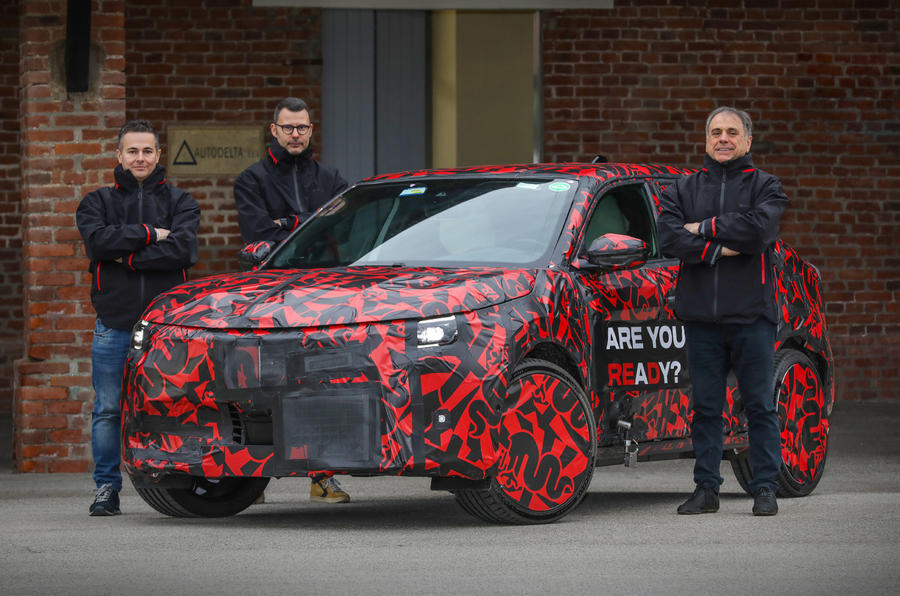 Alfa Romeo Milano с инженерами