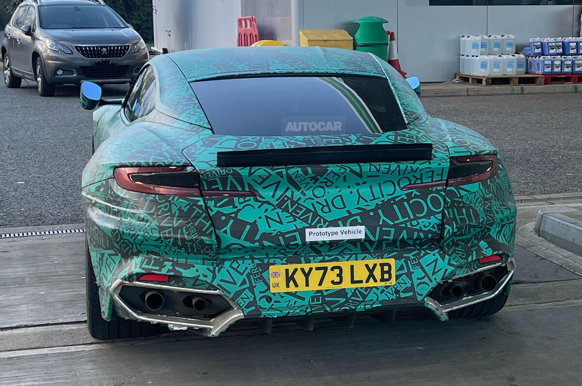 Trasero de camuflaje sucesor del Aston Martin DBS