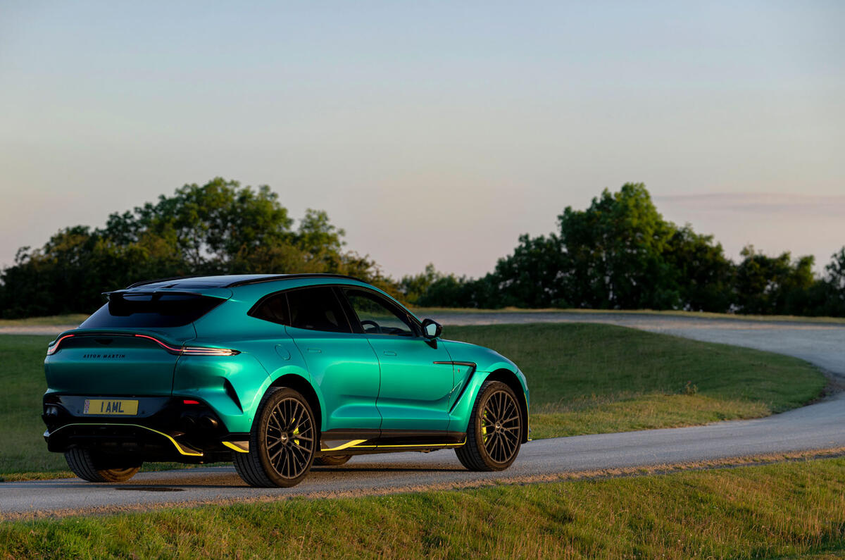 aston martin dbx707 2022 018 statique arrière