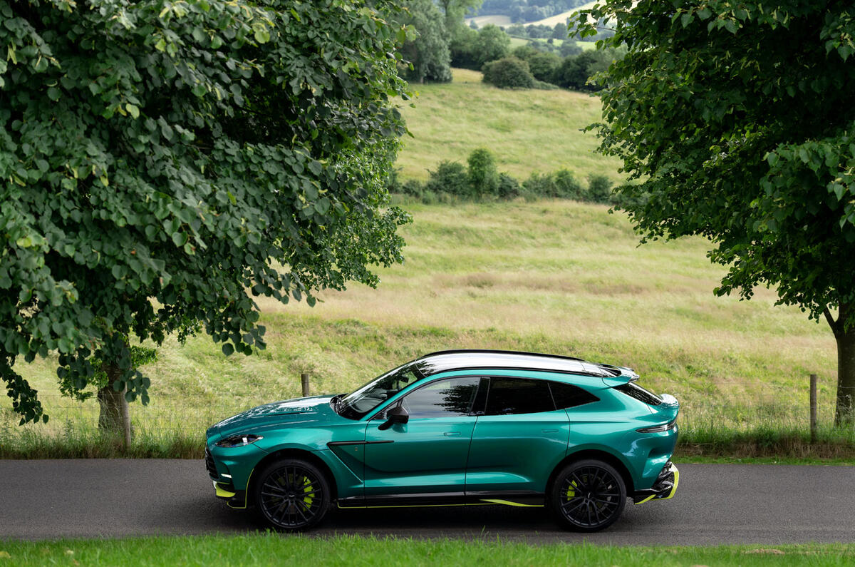 aston martin dbx707 2022 019 statique latérale