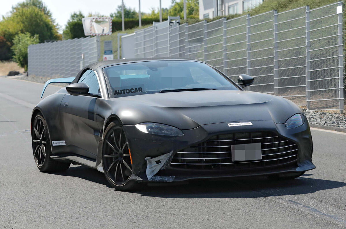 استون مارتین V12 Vantage رودستر پروتوتایپ 2022 چرخش یک چهارم جلو