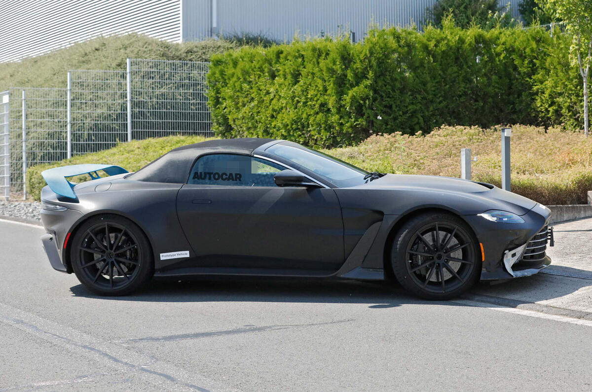 چرخش جانبی استون مارتین V12 Vantage رودستر پروتوتایپ 2022