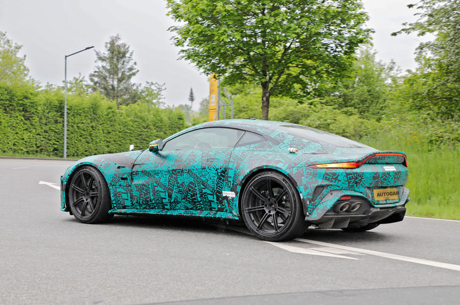 Aston Martin Vantage 2024 камуфляж задняя часть0
