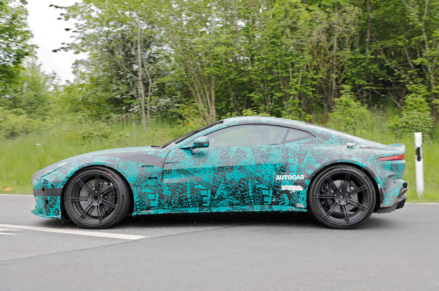 Aston Martin Vantage 2024 камуфляжная сторона