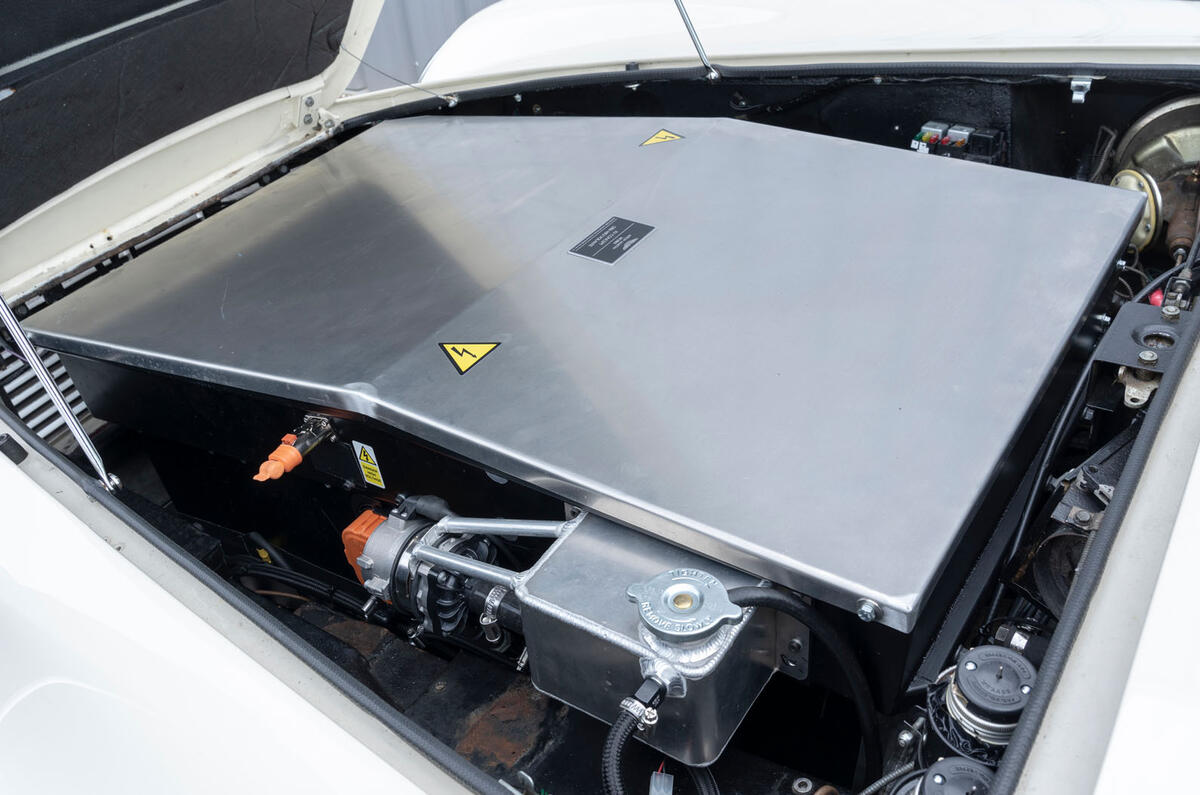 [Actualité] Aston Martin : From Britain with love - Page 6 Aston_martin_db6_ev_concept_c_photo_max_earey_078