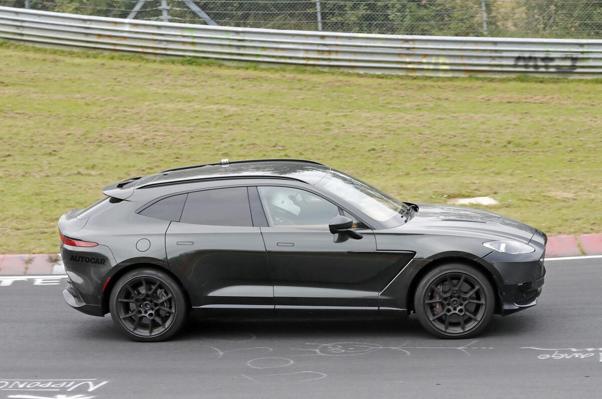 Aston Martin DBX V12 6
