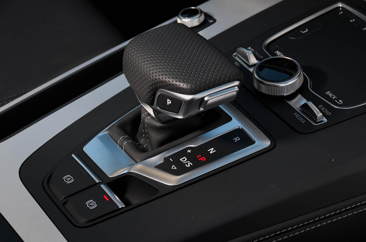 Audi Q5 55 TFSIe quattro gearstick