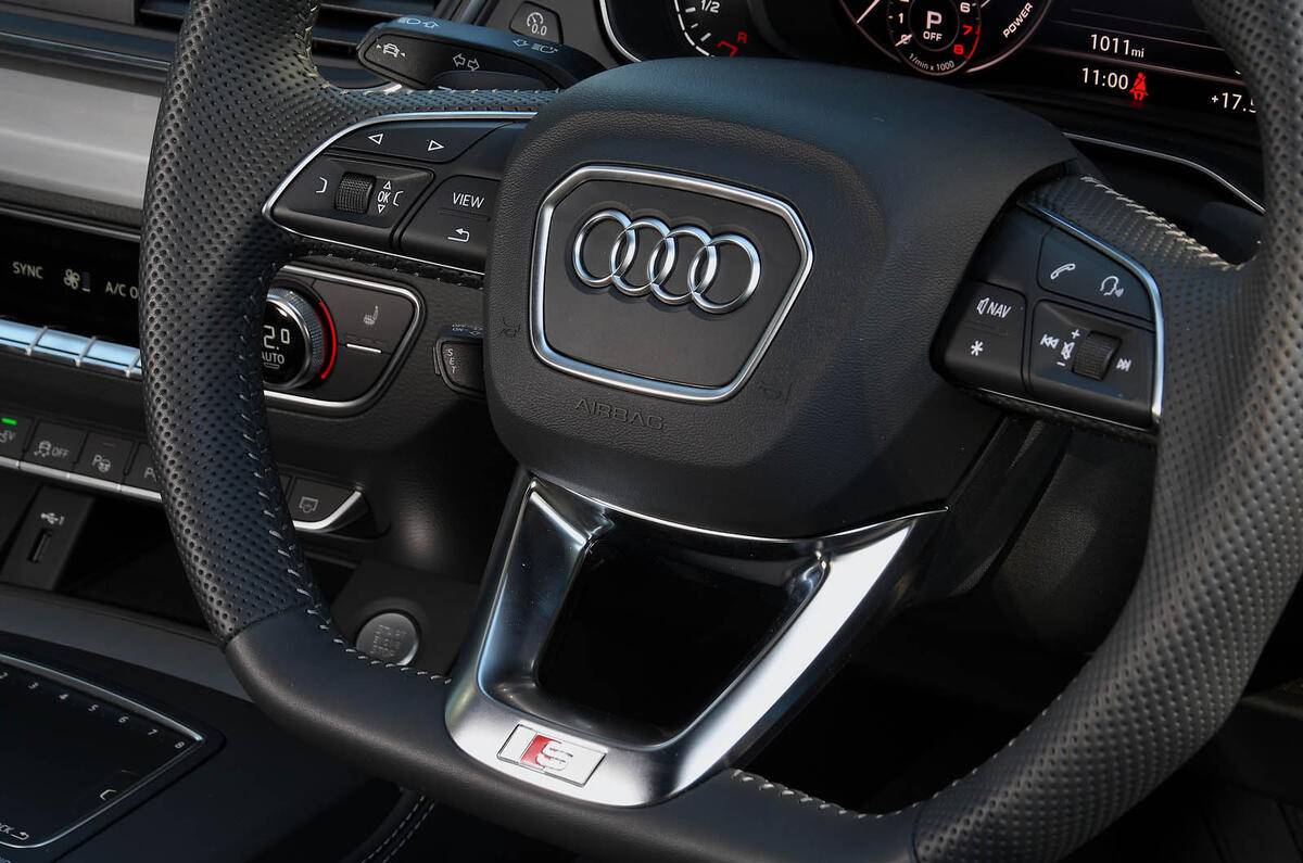 Audi Q5 55 TFSIe quattro steering wheel