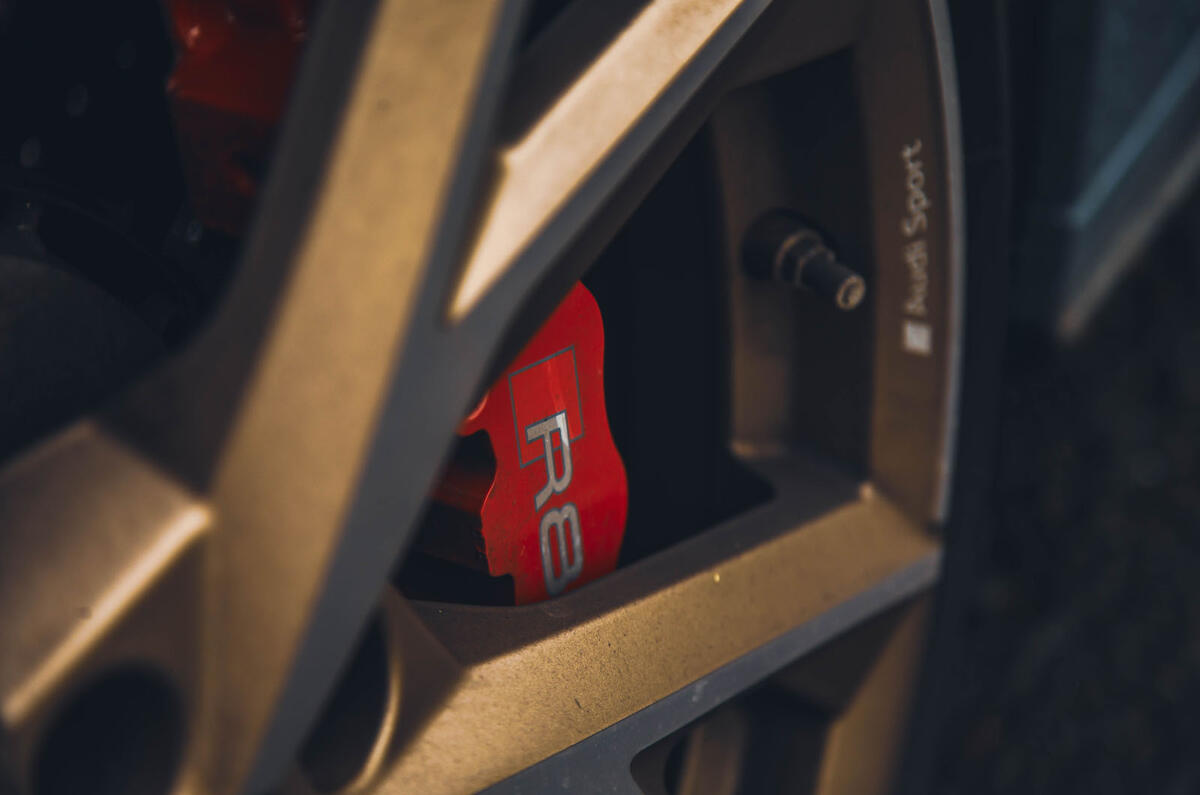 Audi R8 V10 Performance RWD Edition brake caliper close