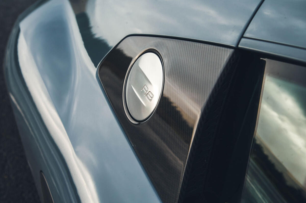 Audi R8 V10 Performance RWD Edition filling cap close