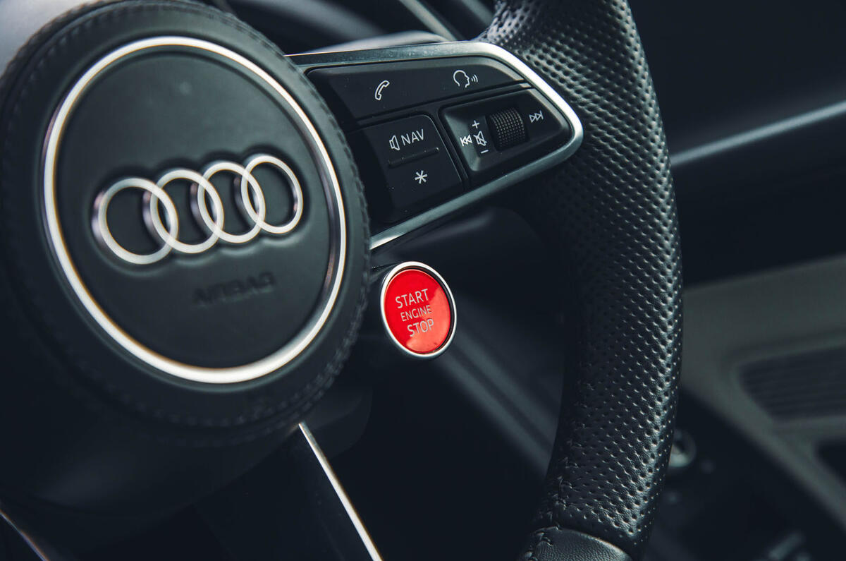 Audi R8 V10 Performance RWD Edition steering wheel close