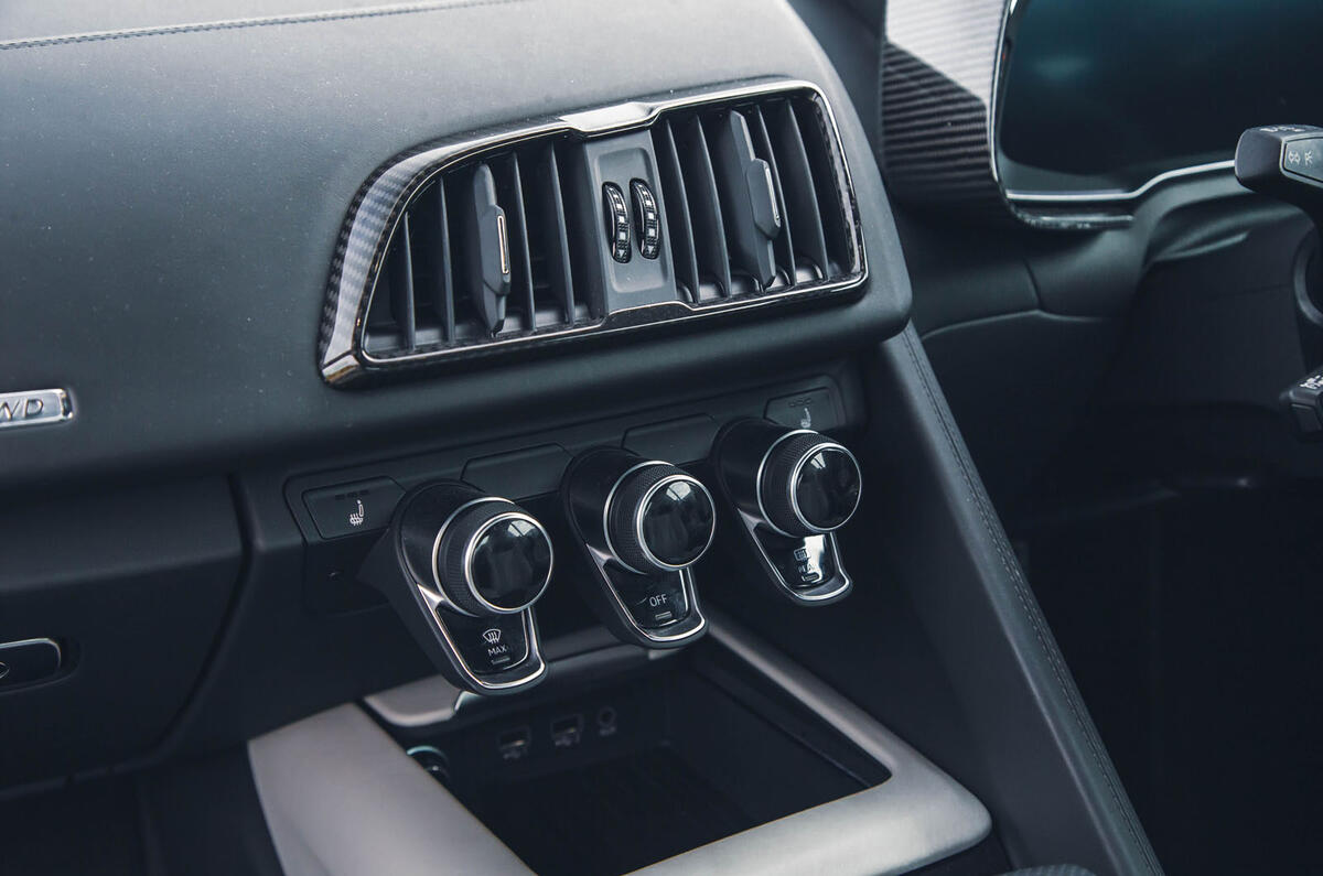 Audi R8 V10 Performance RWD Edition switchgear close