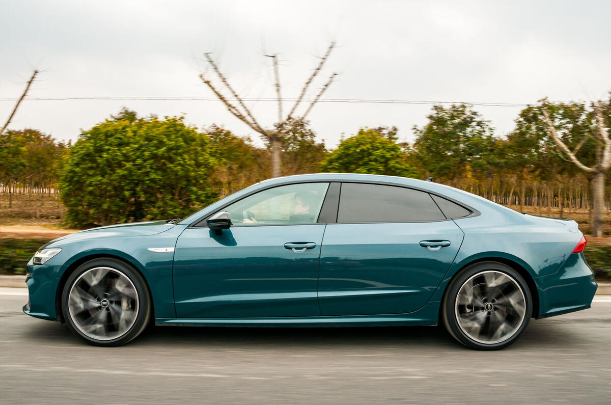 Audi A7L latérale