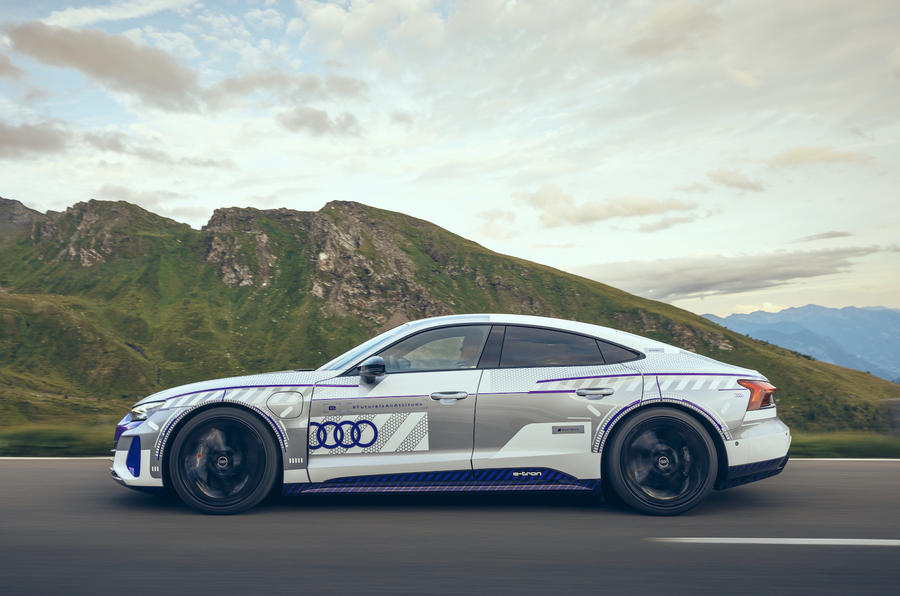 Версия Audi RS e-tron GT для ледовых гонок'В дизайне присутствуют отсылки к снежным кристаллам и ледяным озерам