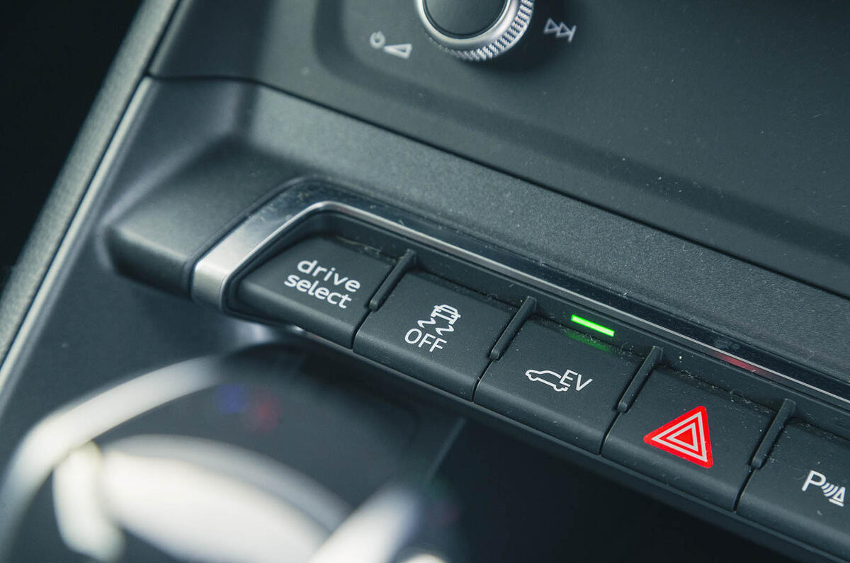 Audi Q3 45 TFSIe buttons
