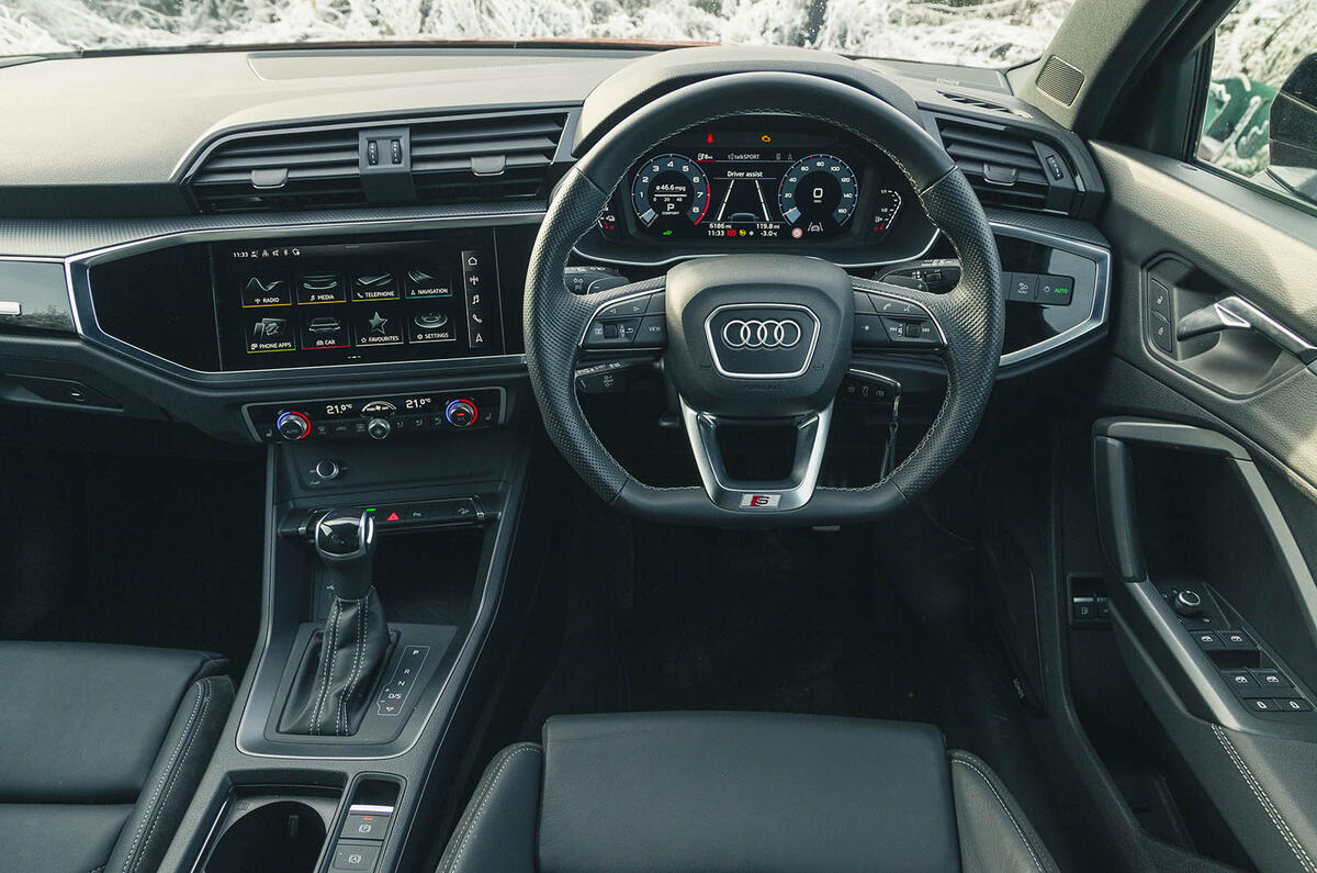 Audi Q3 45 TFSIe straight dash