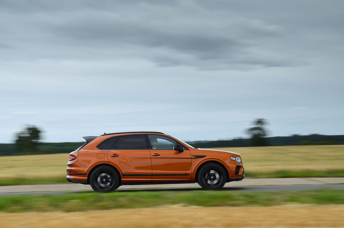 bentley bentayga s hybrid 02 panning side