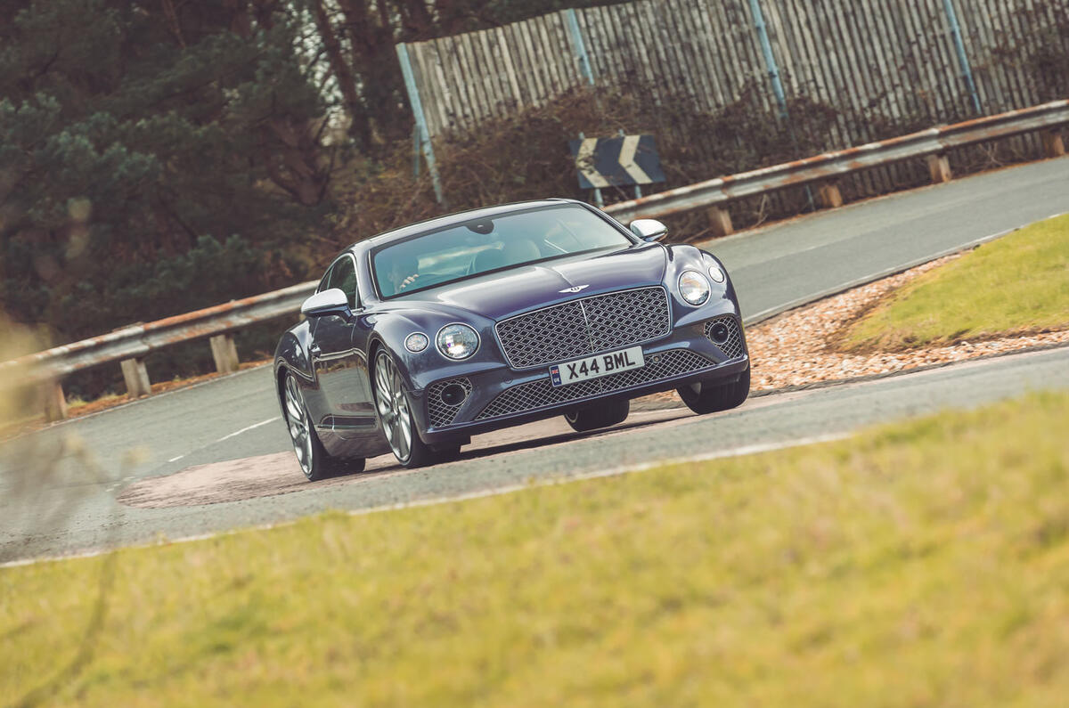 Bentley Continental GT Mulliner w12 2023 007 en virage