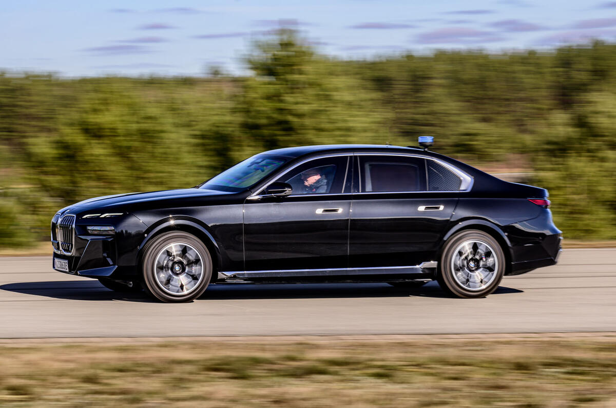 The ultimate bulletproof BMW escaping an attack in the armoured i7