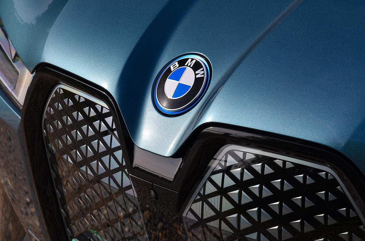 bmw ix m60 04 grill