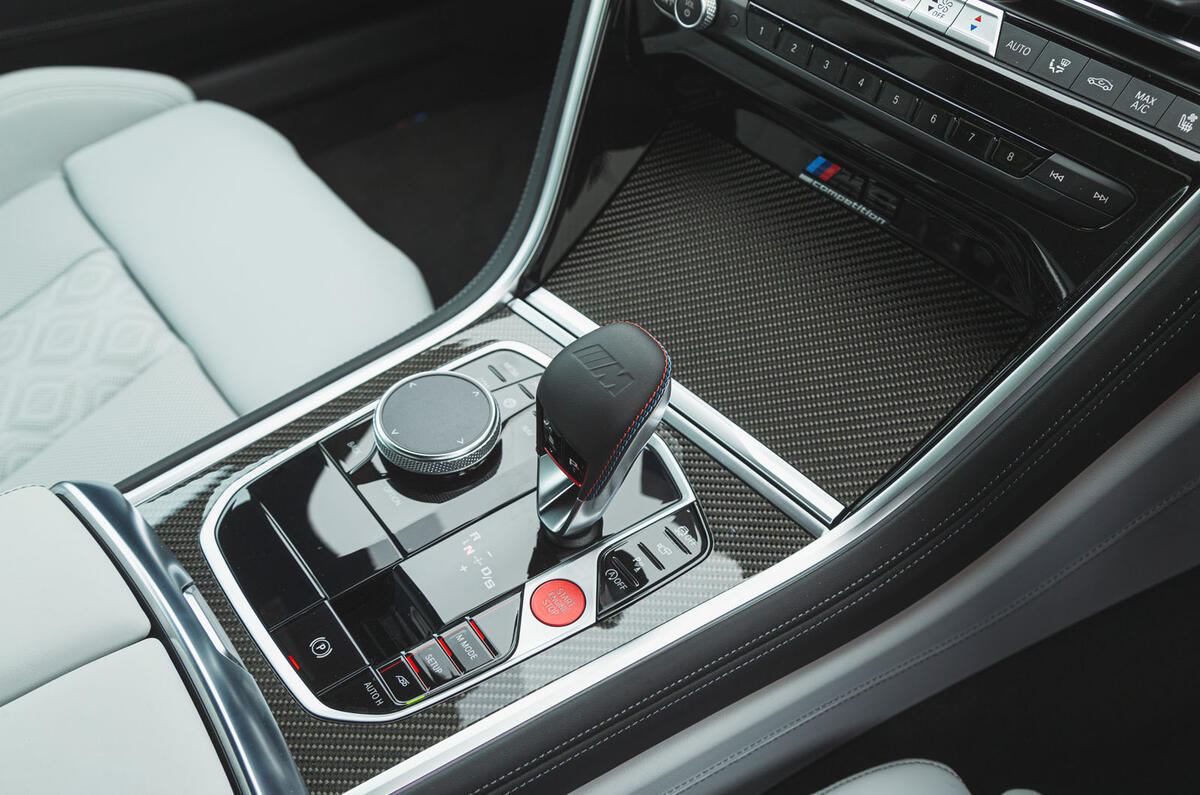 BMW M8 2022 019 console centrale