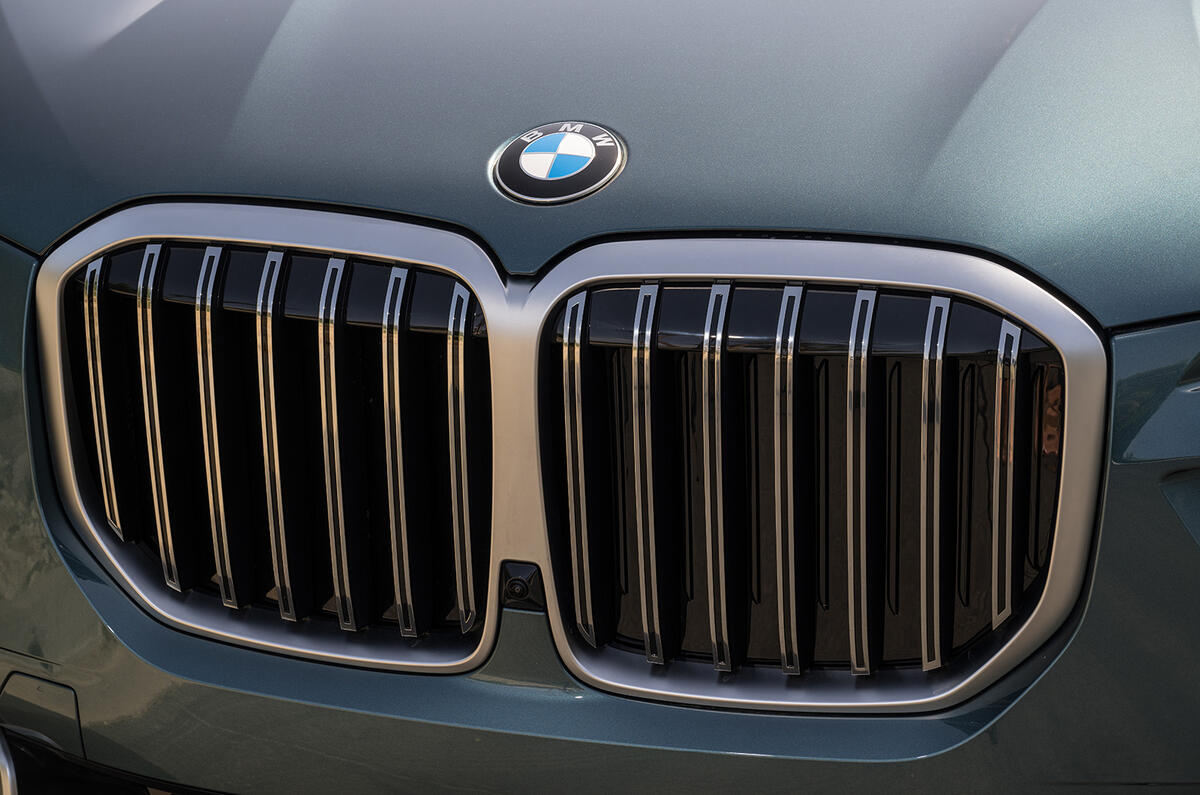 bmw x7 xdrive40i 06 grill