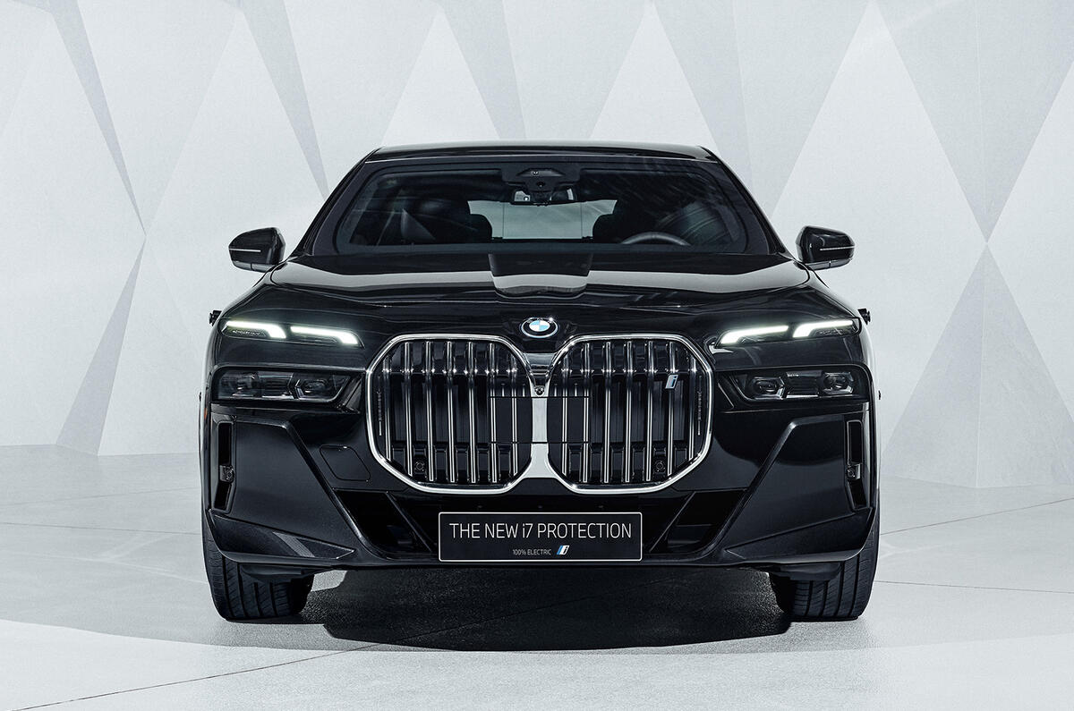 BMW i7 front head on