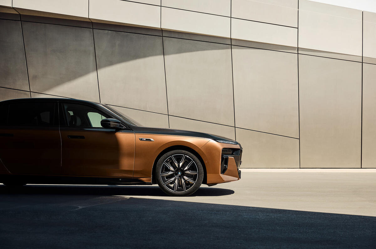 BMW i7 M70 front quarter