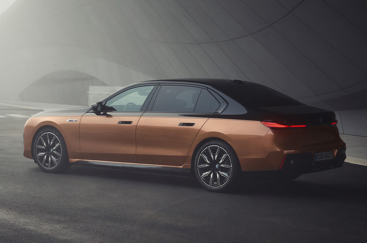 BMW i7 M70 rear darkness