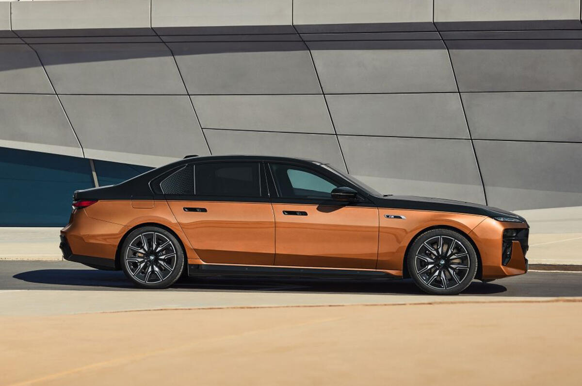BMW i7 M70 side